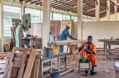 cabinda-angola-juin-usine-de-menuiserie-avec-les-opérateurs-africains-116737198