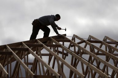 A tradesman uses a hammer on the framework of a new house on the outskirts of Melbourne August 3, 2010. Approvals to build new homes slipped for a third straight month, reflecting the drag of past rate hikes and adding to the case for steady monetary policy in the near term.  REUTERS/Mick Tsikas    (AUSTRALIA - Tags: BUSINESS CONSTRUCTION) - RTR2GZV3